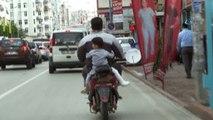 Suriyeli baba, bacağı kırık oğlunu böyle taşıdı