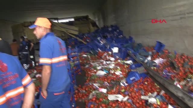 İstanbul- Bayrampaşa'da Domates Yüklü Kamyon Devrildi