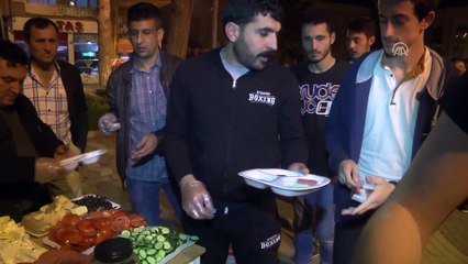 Söğütlülerden üniversite öğrencilerine 'sokakta sahur' - BİLECİK