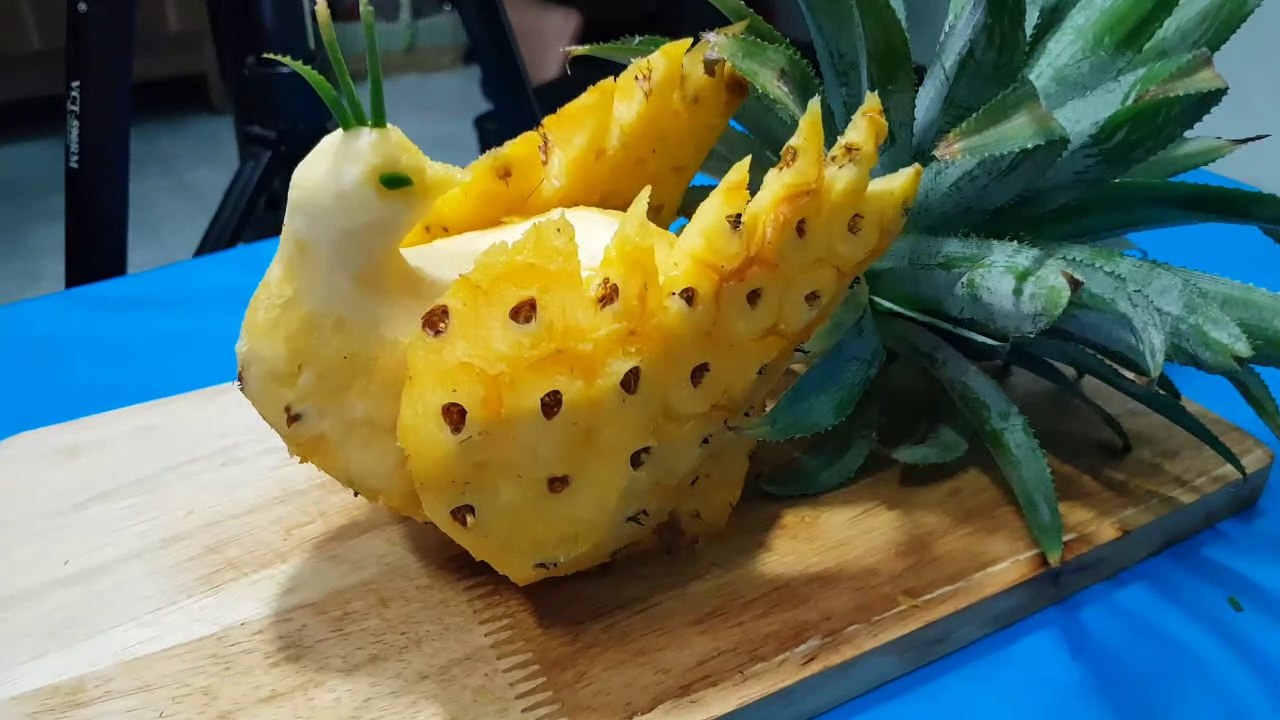 How to make a bird with pineapple?