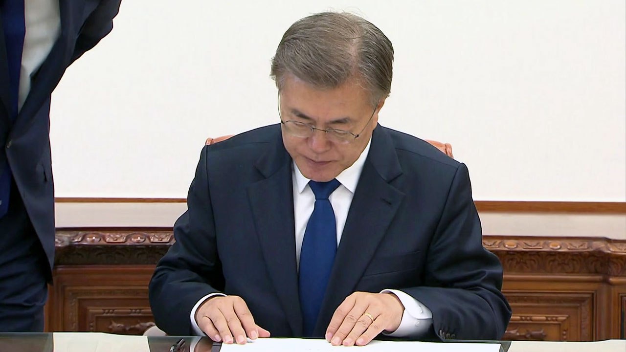 문 대통령 "김정은·트럼프 직접 대화해야"...핫라인 통화는 나중에 / YTN