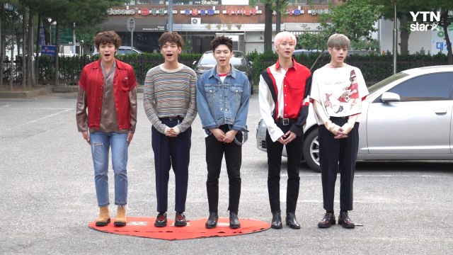 [Y영상] 엔플라잉-더이스트라이트, ‘바라만 봐도 훈훈한 청년들’ (뮤직뱅크 출근길) / YTN