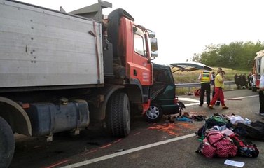 Minibüs Şoförü Facebook'tan Canlı Yayın Yaparken Kamyonla Çarpıştı: 9 Ölü