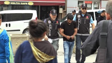 Babasını kelepçeli gören minik kız gözyaşlarına boğuldu