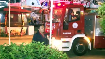 Kitap Almak için Tırmandığı Ağaçta Mahsur Kaldı