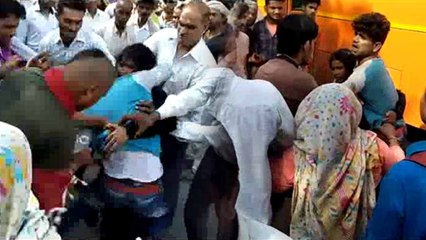 प्रेमी से लिपटकर हाईवे पर पिटने से बचाने में लगी बीवी, मारता रहा पति