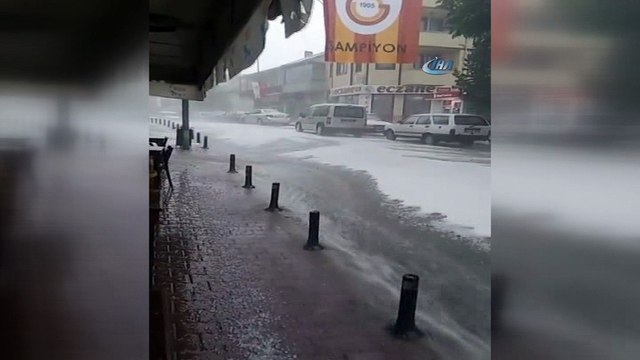 Kastamonu'da dolu yağışı...15 dakika süren dolu yağışı kenti beyaza bürüdü
