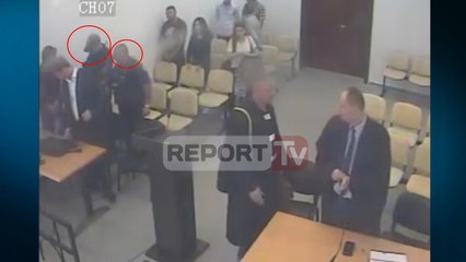 Video herunterladen: Arratisja e të riut nga Gjykata e Vlorës, lirohen nga burgu dy policët e ndaluar