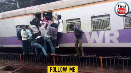मुंबई में रहमुंबई में रहने वाले लोग किस तरह की लोकल ट्रेन में कैसे खतरनाक यात्रा करते है देखे !