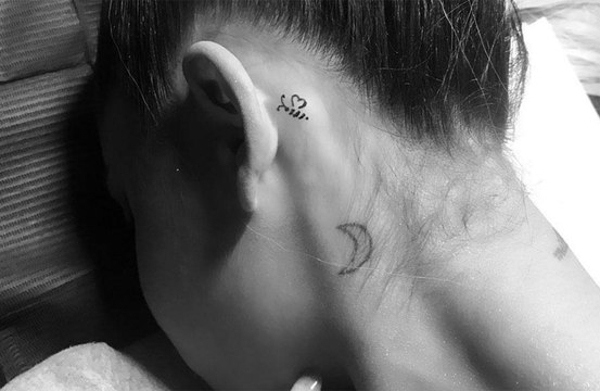 Ariana Grande rend hommage à Manchester avec un tatouage d'abeille