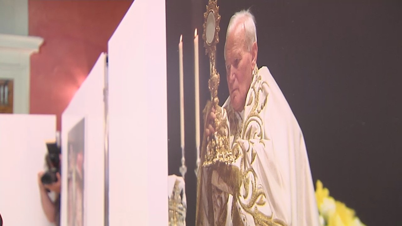 Una exposición recuerda los 25 años de la visita "histórica" de Juan Pablo II a Sevilla