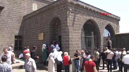 Diyarbakır Diyarbakır'daki Sahabe Türbelerine El İşlemeli Yeni Örtüler Serildi