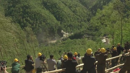 핵실험장 폭파 공개...갱도·생활동 폭삭 / YTN