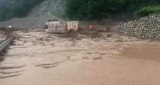 Bursa'da Aşırı Yağış Hayatı Felç Etti! Sel Suları Kamyoneti Sürükledi