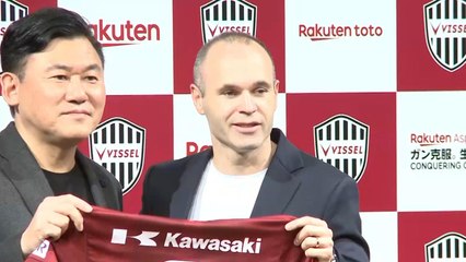 إنييستا يغادر برشلونة إلى كوبي الياباني