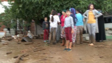 Bursa’da derelerin taşması ile caddeleri su bastı