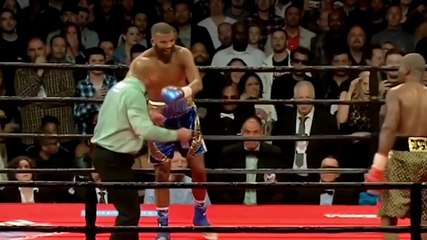 Árbitro leva soco brutal de boxeur