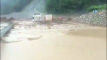 Bursa’da sel suları bir kamyonu devirdi