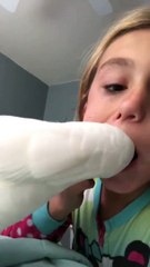Une petite fille laisse un cacatoès lui arracher une dent !