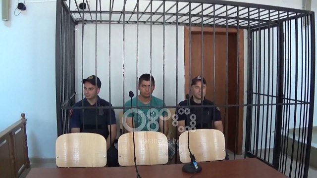 Pendohet ushtari që tentoi të grabisë bankën në Lushnje: Nuk kam lekë për fëmijët