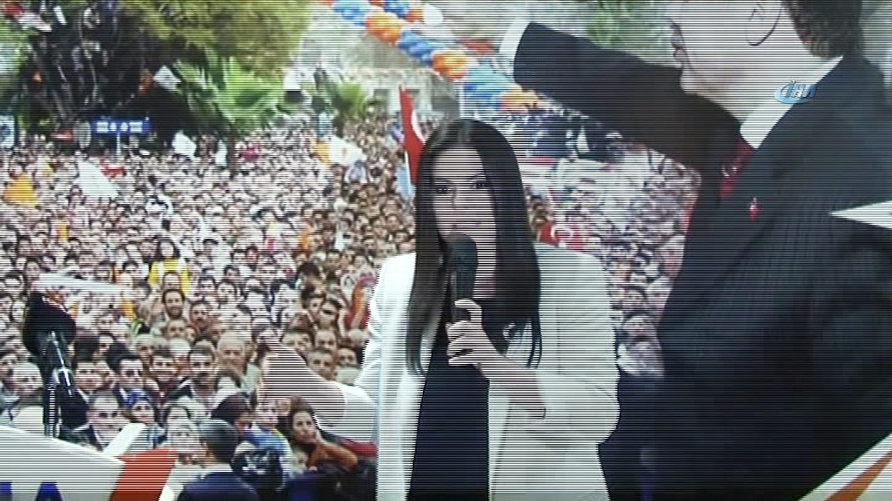 Çalışma ve Sosyal Güvenlik Bakanı Jülide Sarıeroğlu: “Bundan sonra beni son kez topuklu ayakkabıyla göreceksiniz. Seçim günü ve sonrasında hep birlikte sahalarda, vatandaşlarımızın sorunlarına, isteklerine, taleplerine güçlü şekilde cevap ver