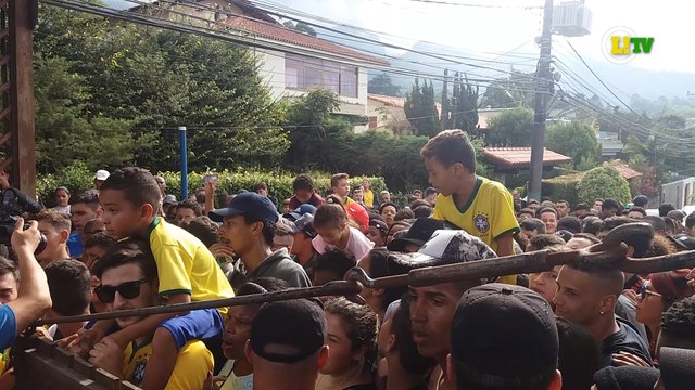 Torcedores tentam entrar na Granja e causam confusão antes de treino da Seleção