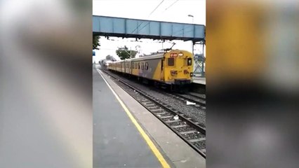 Effrayant : un train en feu entre en gare