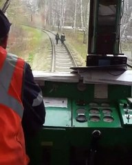 Un chauffeur de train fait peur à des filles qui marchent sur la voie ferrée