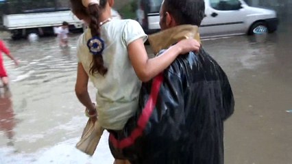 Salihli yarım saat yağan sağanak yağmura teslim oldu