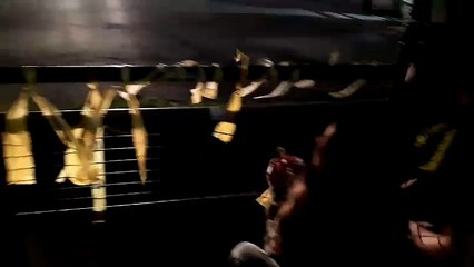 Col·loquen llaços grocs a les afores del parlament en resposta  a Ciutadans