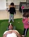La mauvaise idée de ce papa qui laisse son fils faire du golf sur sa tête