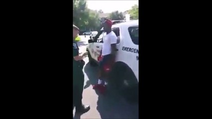 En plein controle, ce jeune fait une petite blague à un policier