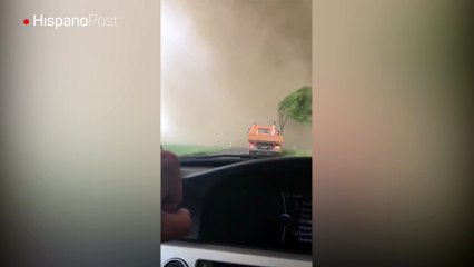 Camioneros alemanes fueron sorprendidos por un enorme tornado