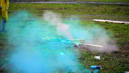 ЭКСПЕРИМЕНТ - ДОМИНО ИЗ ЛЕЗВИЙ И БАЛЛОНЧИКОВ КРАСКИ!