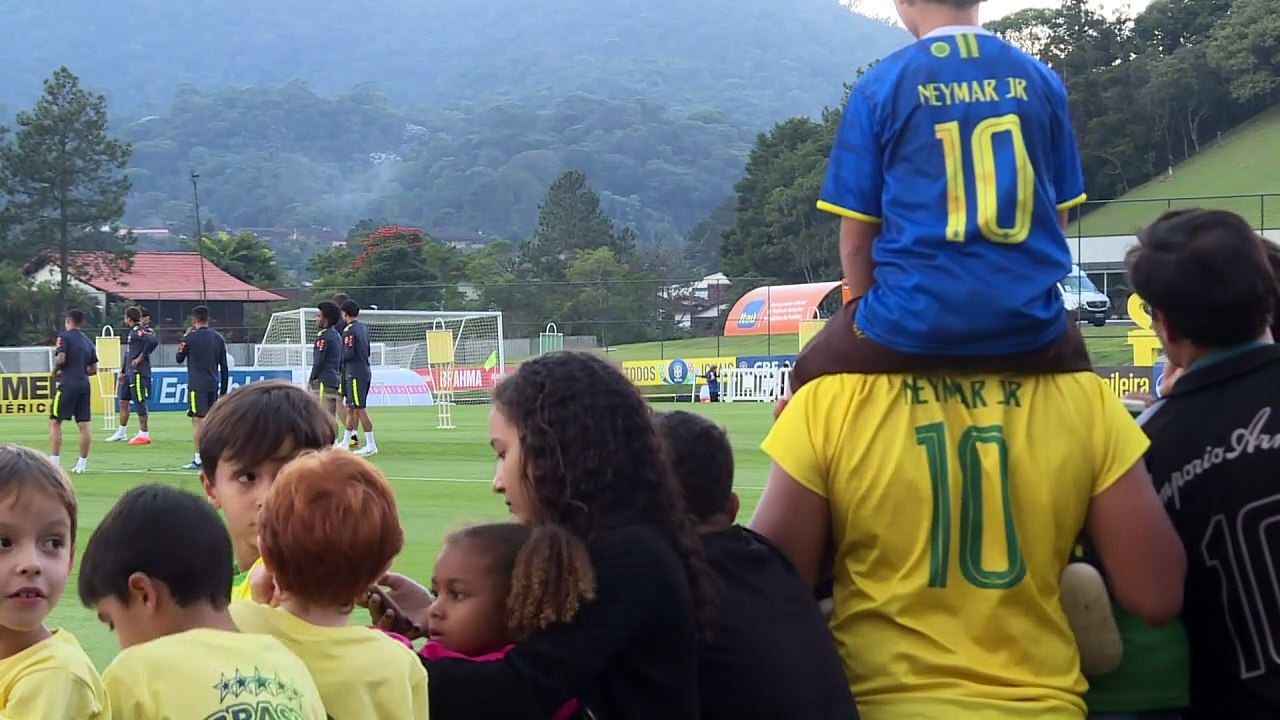 Neymar treina com filho