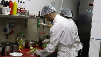 Gündüz aşçı, akşam tiyatrocu