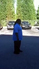 Un homme de 140 kg tente de réaliser un backflip