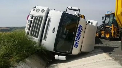 Kum yüklü kamyon devrildi: 1 yaralı