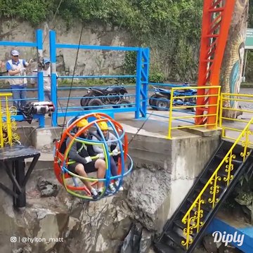 Sensations fortes garanties sur ce manège incroyable