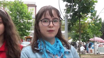 Liseli öğrencilerden sokak hayvanlarına yatak