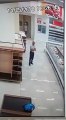 Il se pensait tout seul : danse au supermarché filmée par les caméras de surveillance