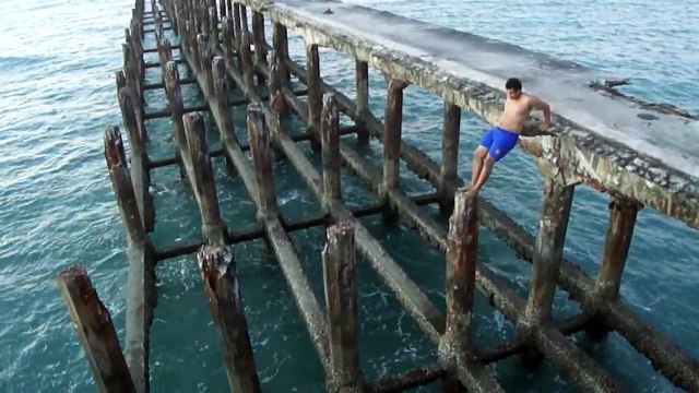 Sauts acrobatiques d'un ponton cassé : ne pas s'empaler !