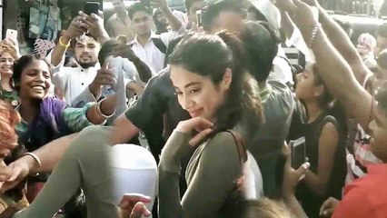 Jhanvi Kapoor RESCUED by her Bodyguard from crowd ; Watch video | FilmiBeat