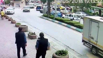 Cadde üzerinde çıkan kavga güvenlik kamerasına yansıdı