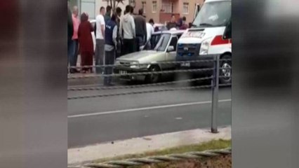 Otomobilin camından içeriye girdi…