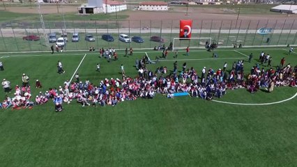 Öğrencilerin 'ay ve yıldız' koreografisi havadan görüntülendi