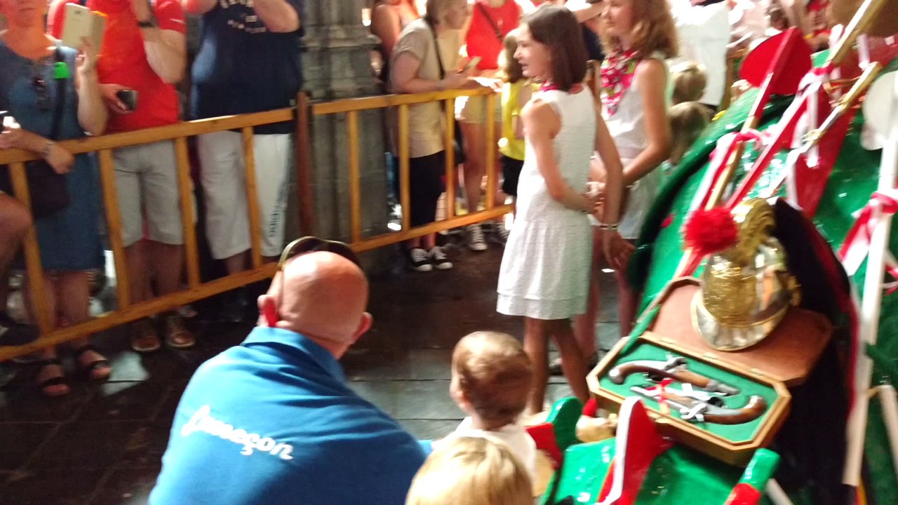 Ducasse de Mons 2018.Les enfants près du dragon et du car d'or.Vidéo 1  Eric Ghislain
