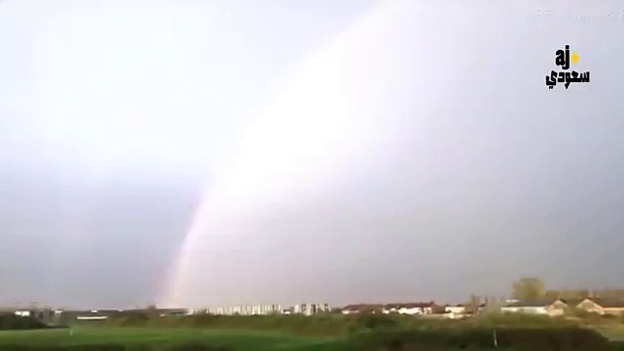 Objeto no identificado cae del cielo en una tormenta