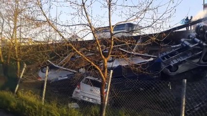 Sıfır araç taşıyan tırın sürücüsü direksiyon hakimiyetini kaybetti, tır ters döndü