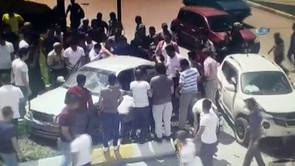 Kavşakta ciple otomobil çarpıştı: 1 ölü, 5 yaralı... O anlar kamerada